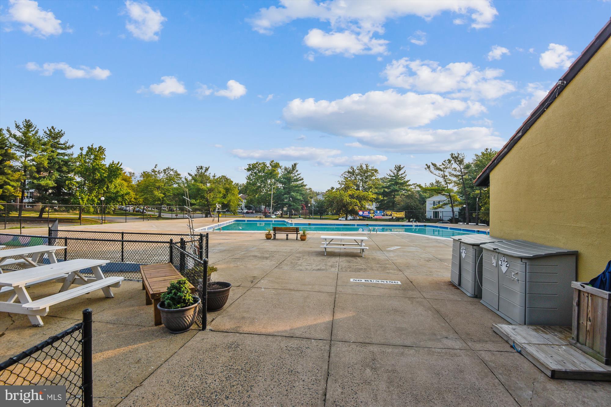 7802 LOWMOOR COURT