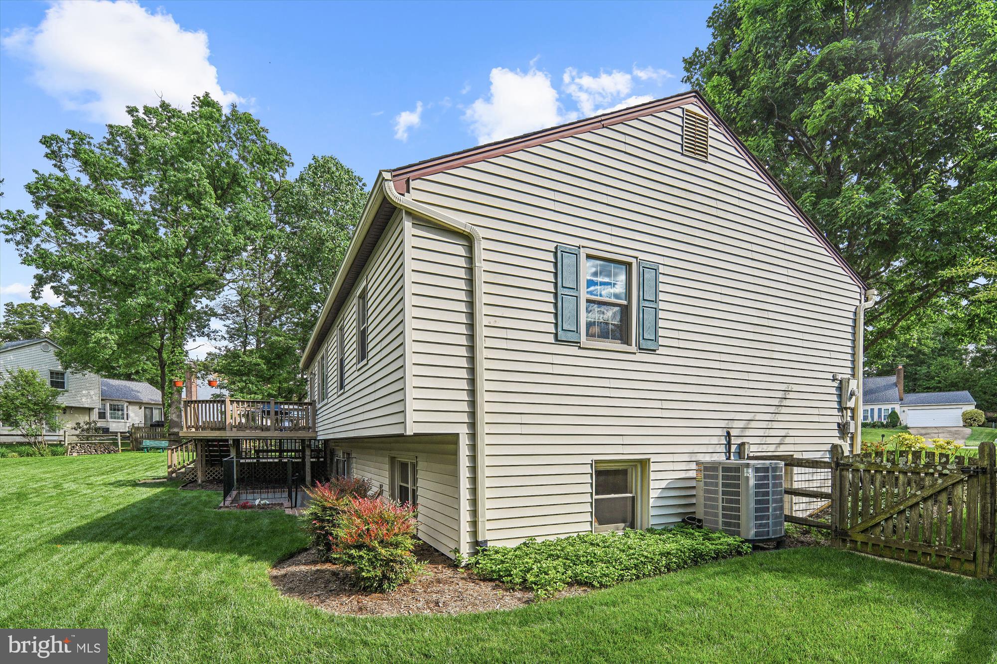 7802 LOWMOOR COURT