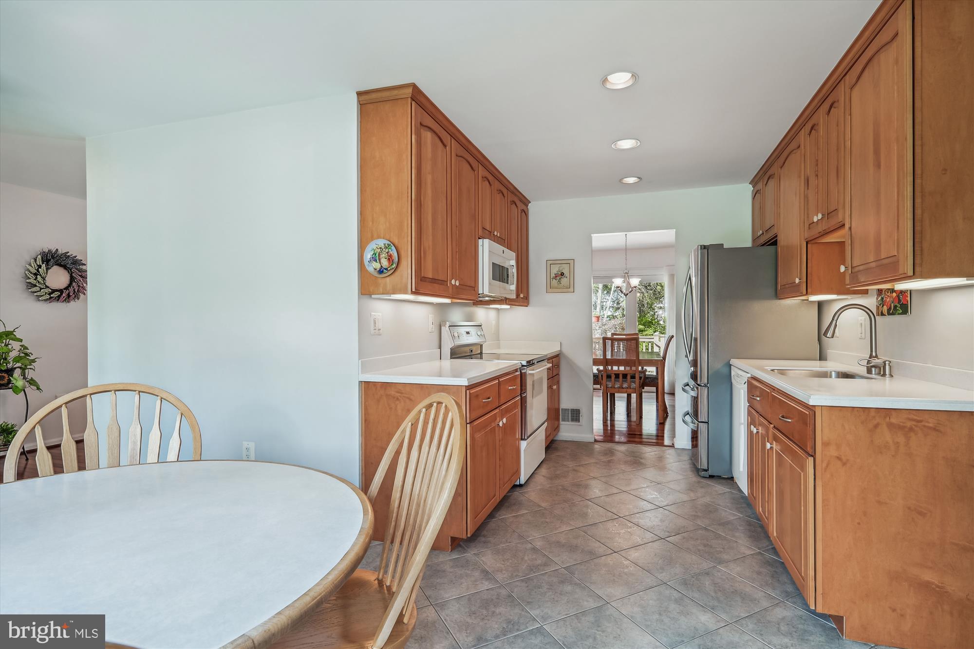 7802 LOWMOOR COURT