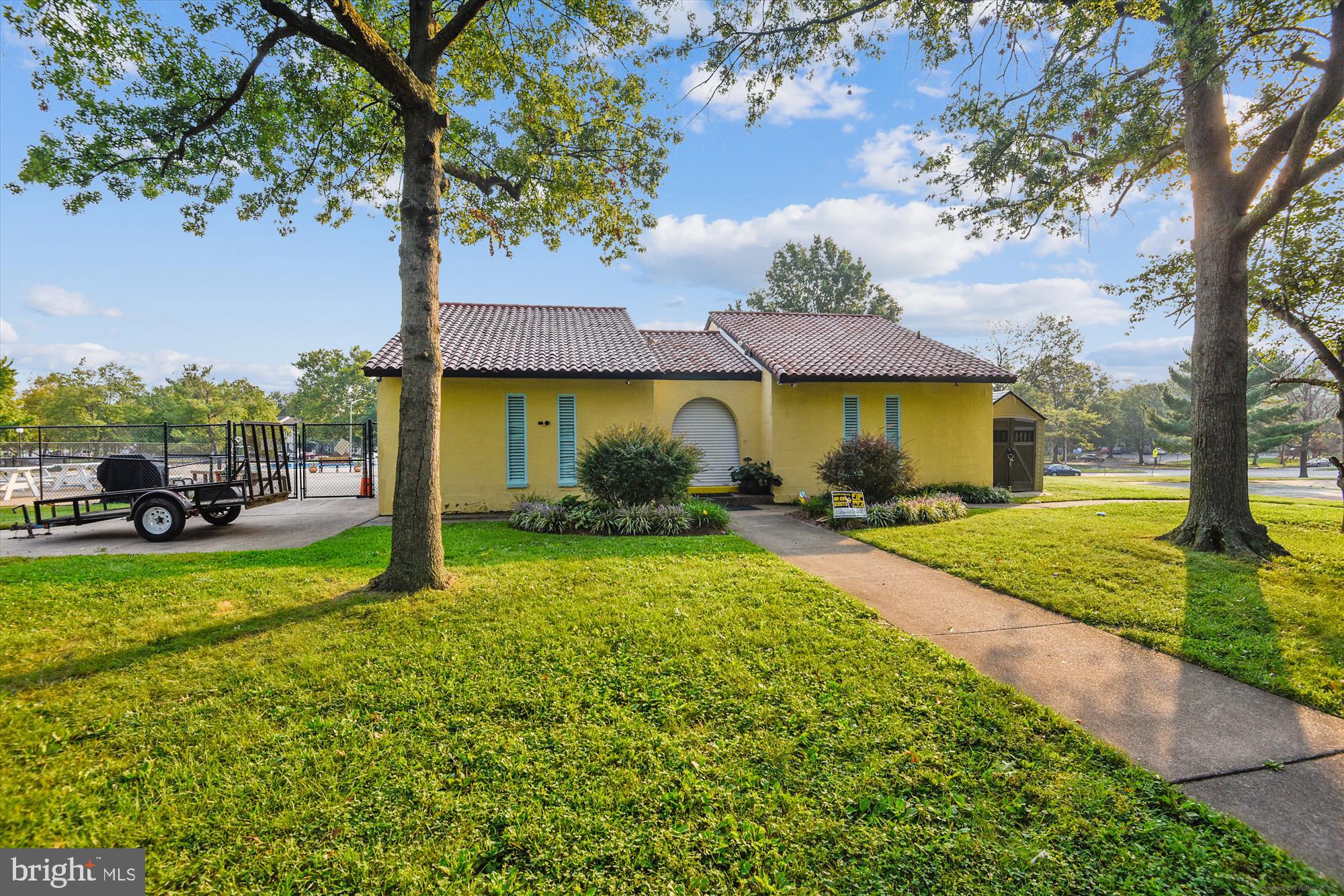 7802 LOWMOOR COURT