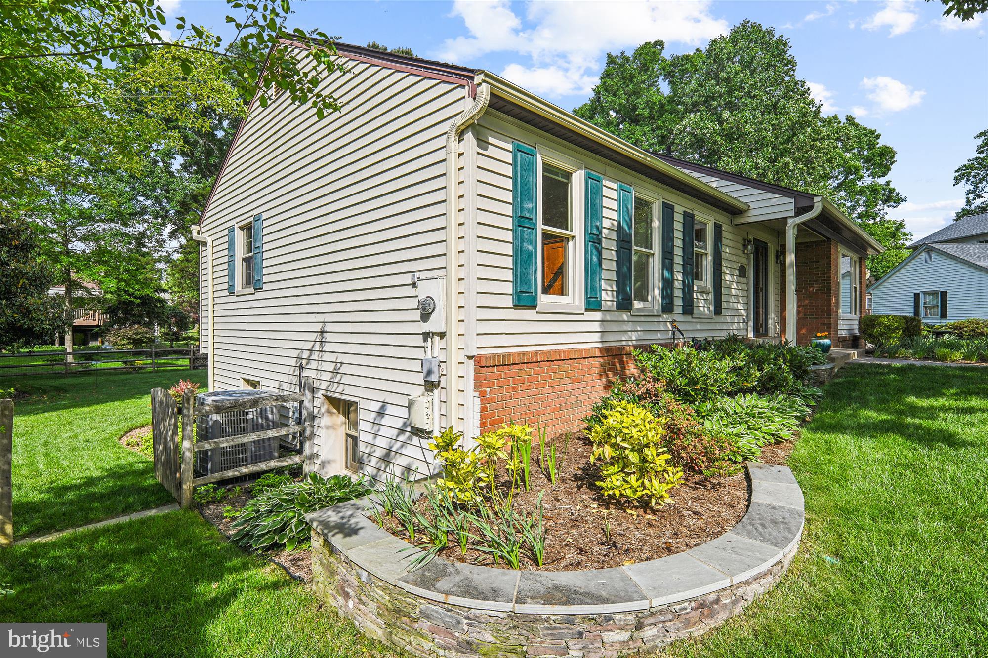 7802 LOWMOOR COURT