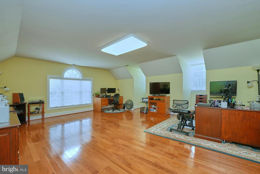 3016 WEBER PLACE