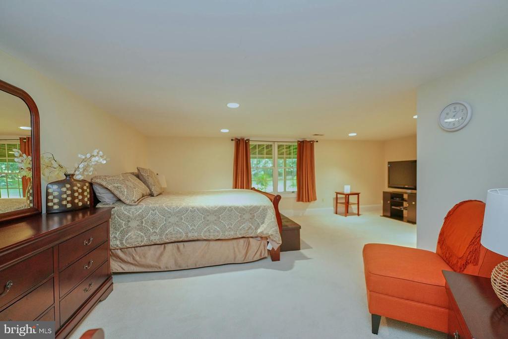 3016 WEBER PLACE