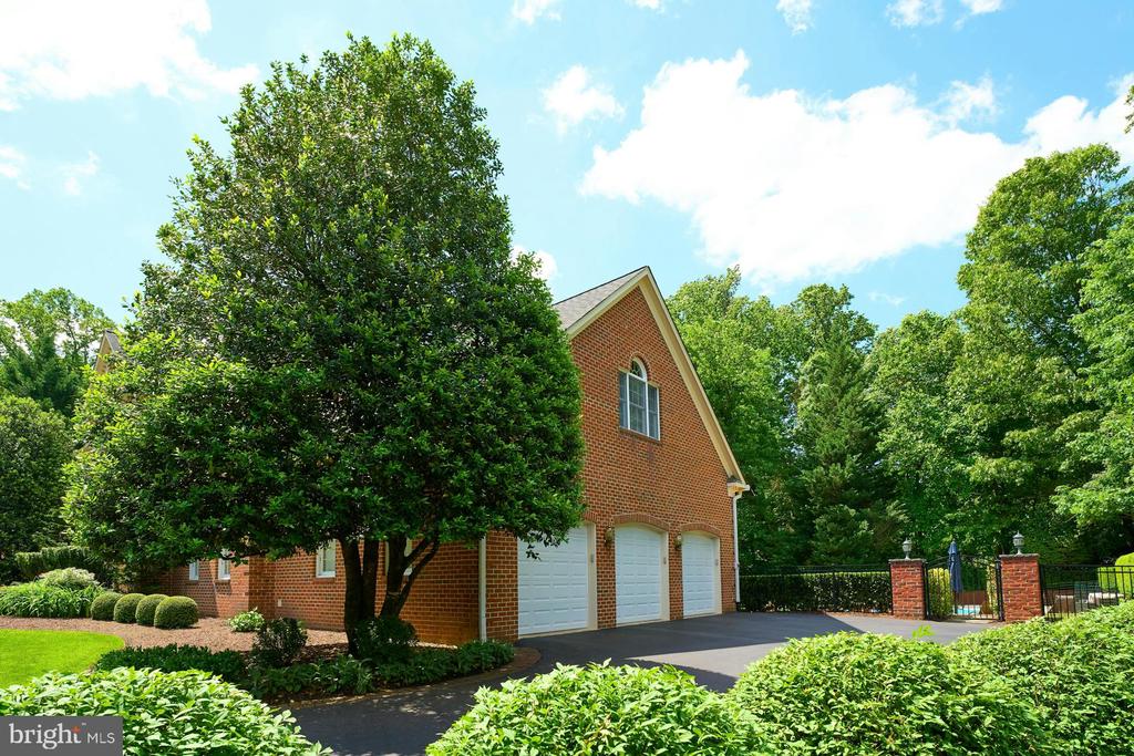 3016 WEBER PLACE