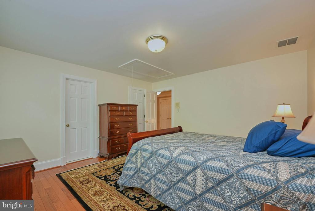 3016 WEBER PLACE