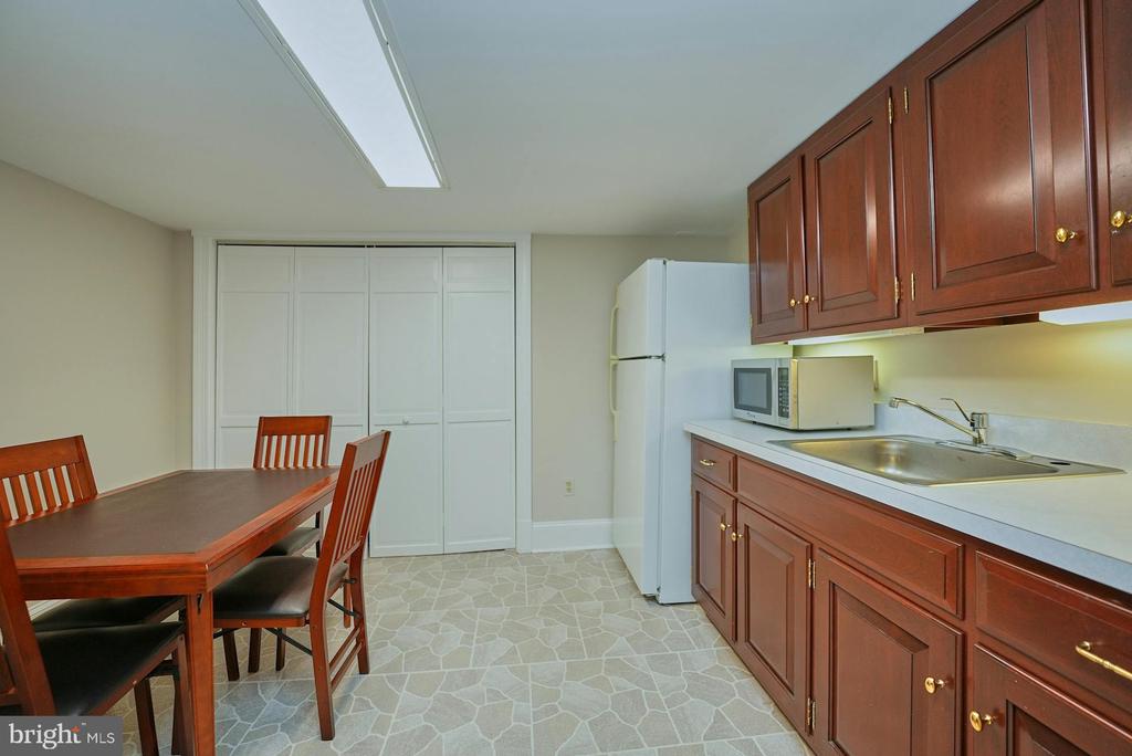 3016 WEBER PLACE