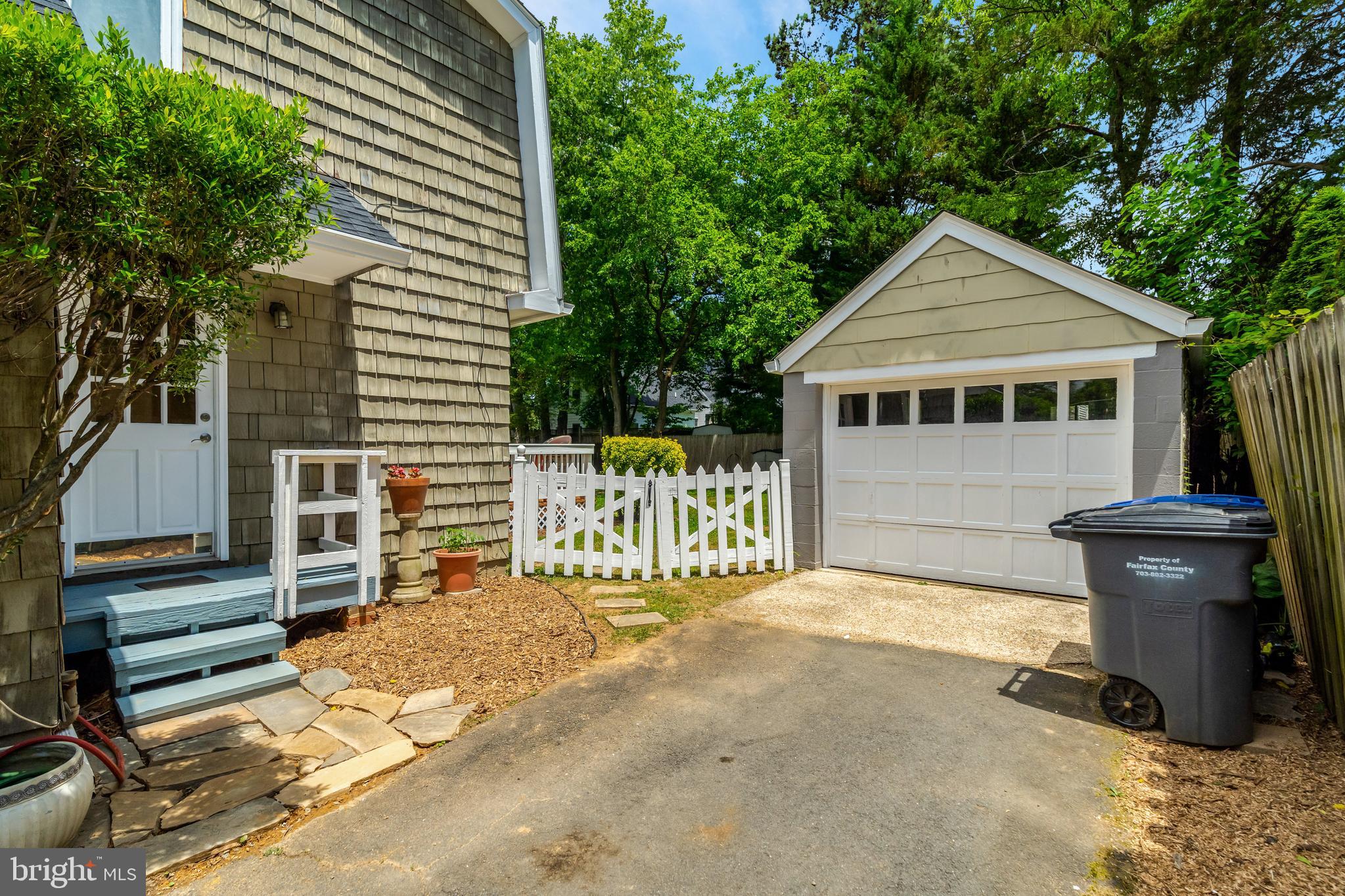 1407 CEDAR AVENUE