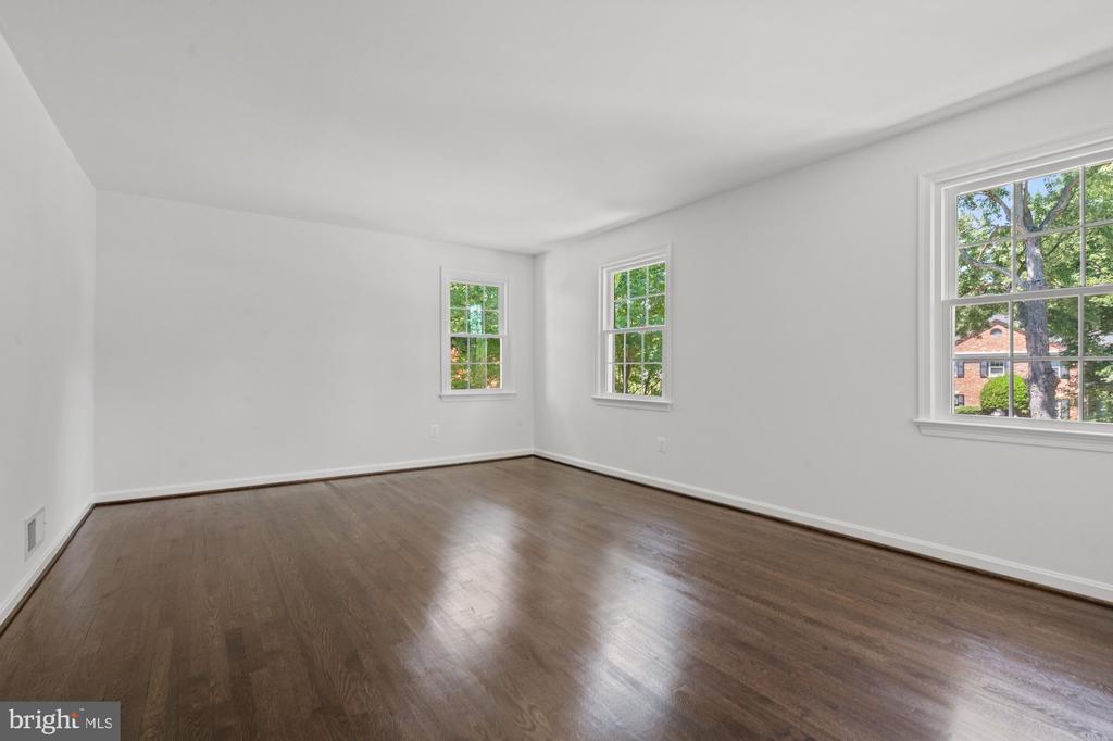 824 EMERALD DRIVE