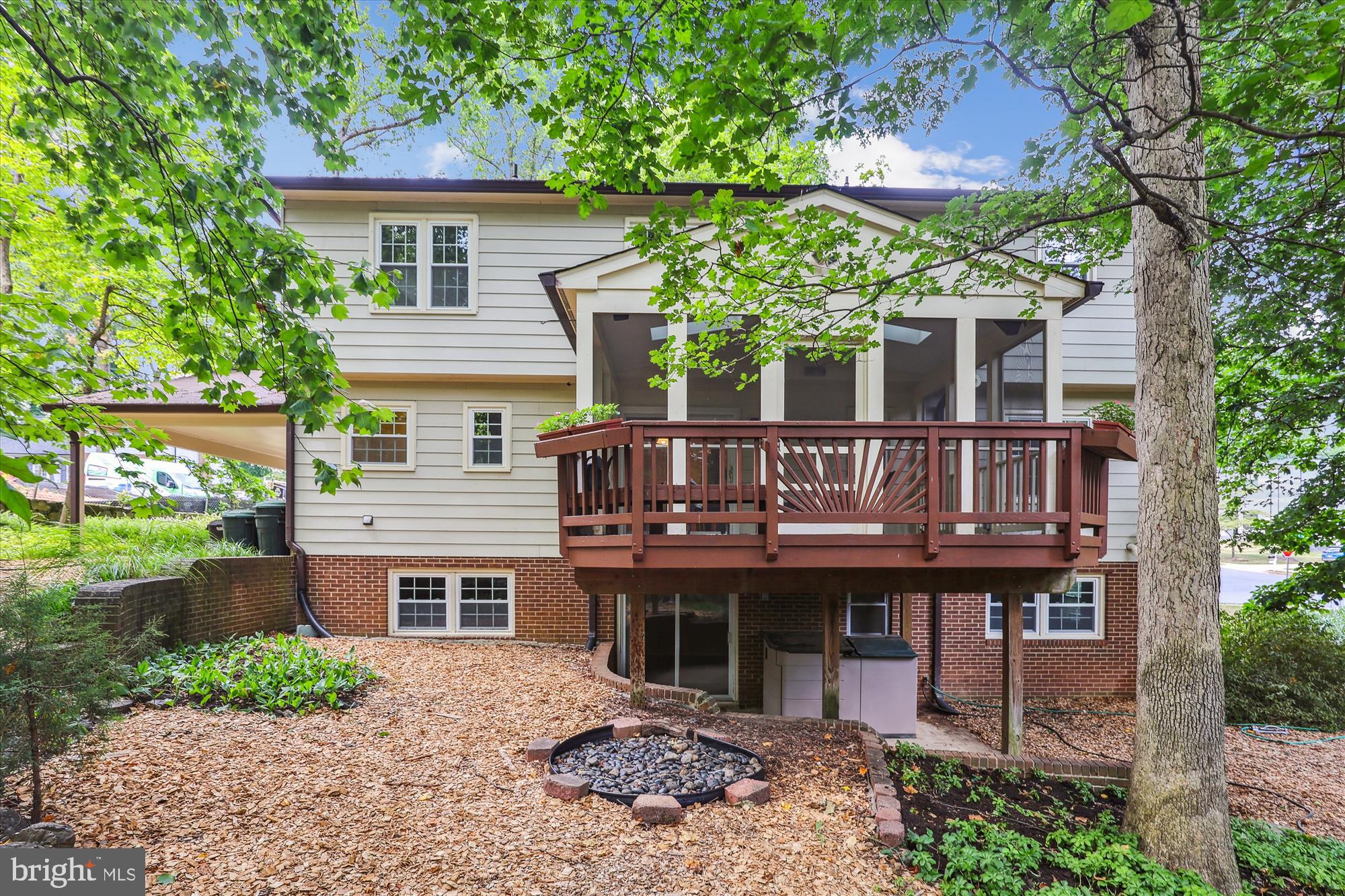 523 WOODLAND COURT NW