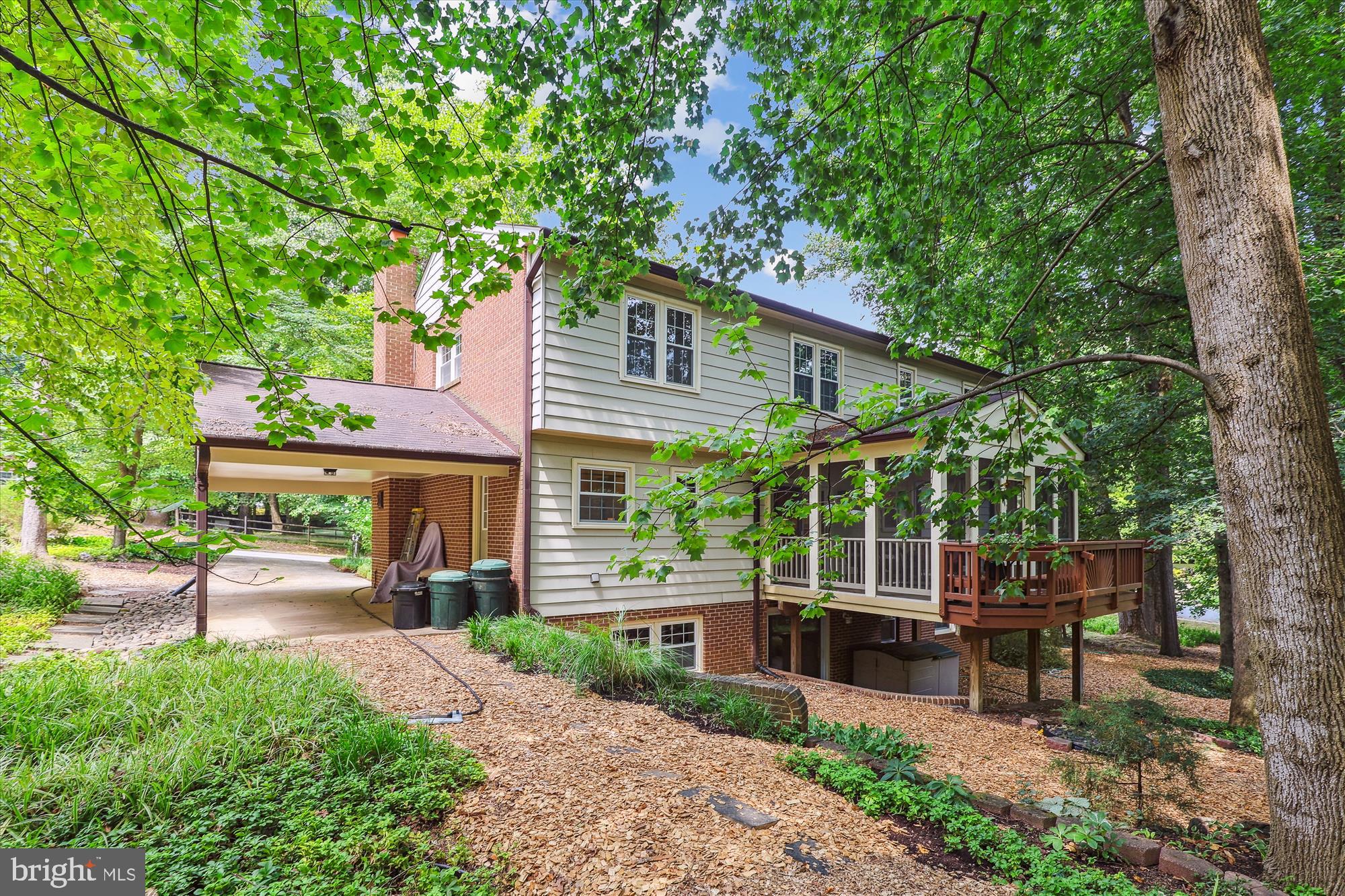 523 WOODLAND COURT NW