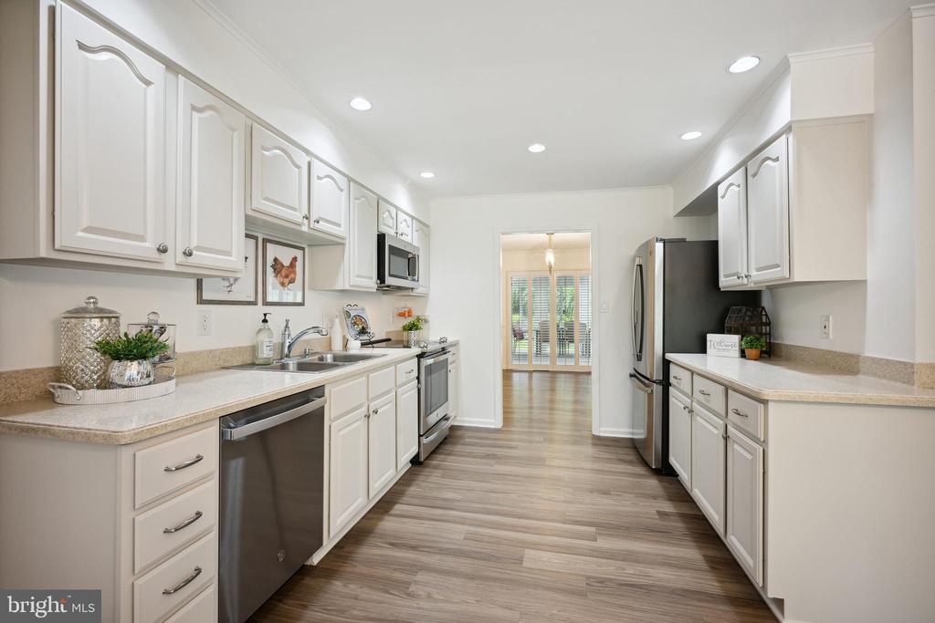 812 FOLLIN FARM LANE