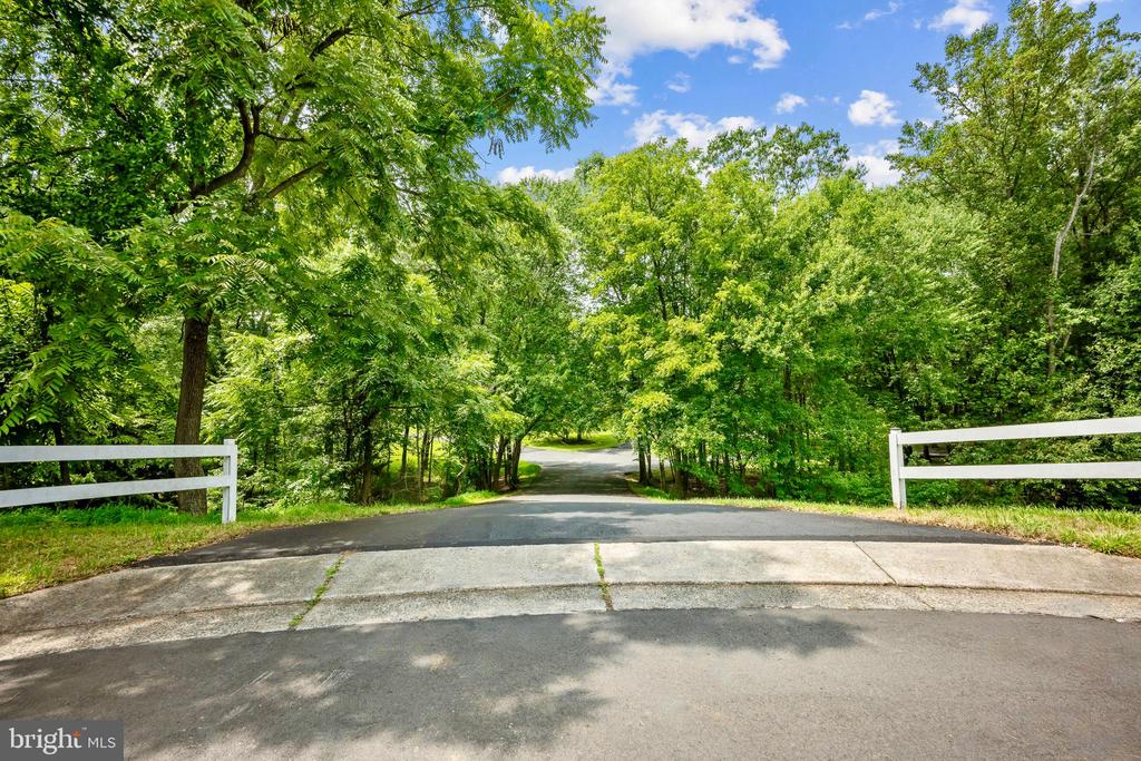 812 FOLLIN FARM LANE