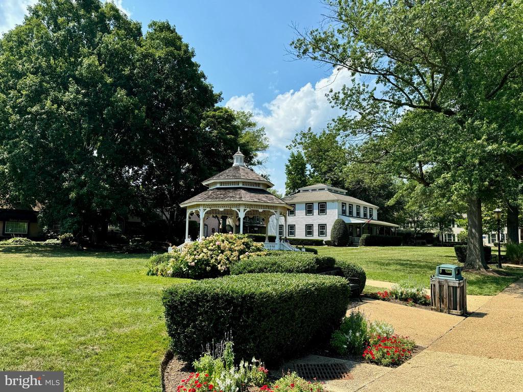 812 FOLLIN FARM LANE