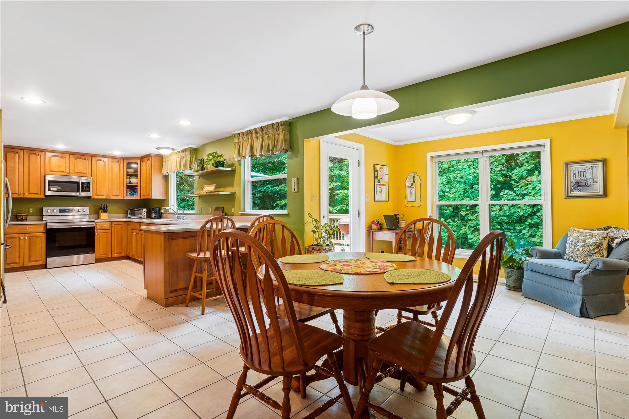 8833 WOODLAWN WAY