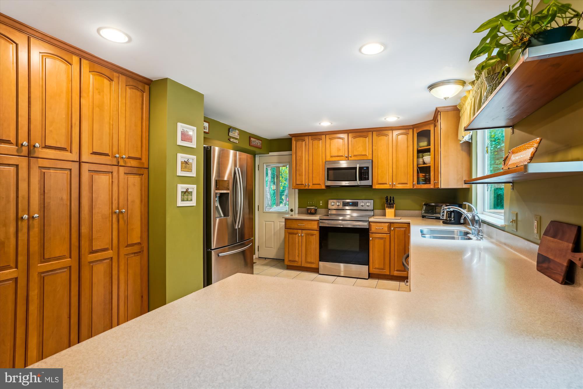 8833 WOODLAWN WAY