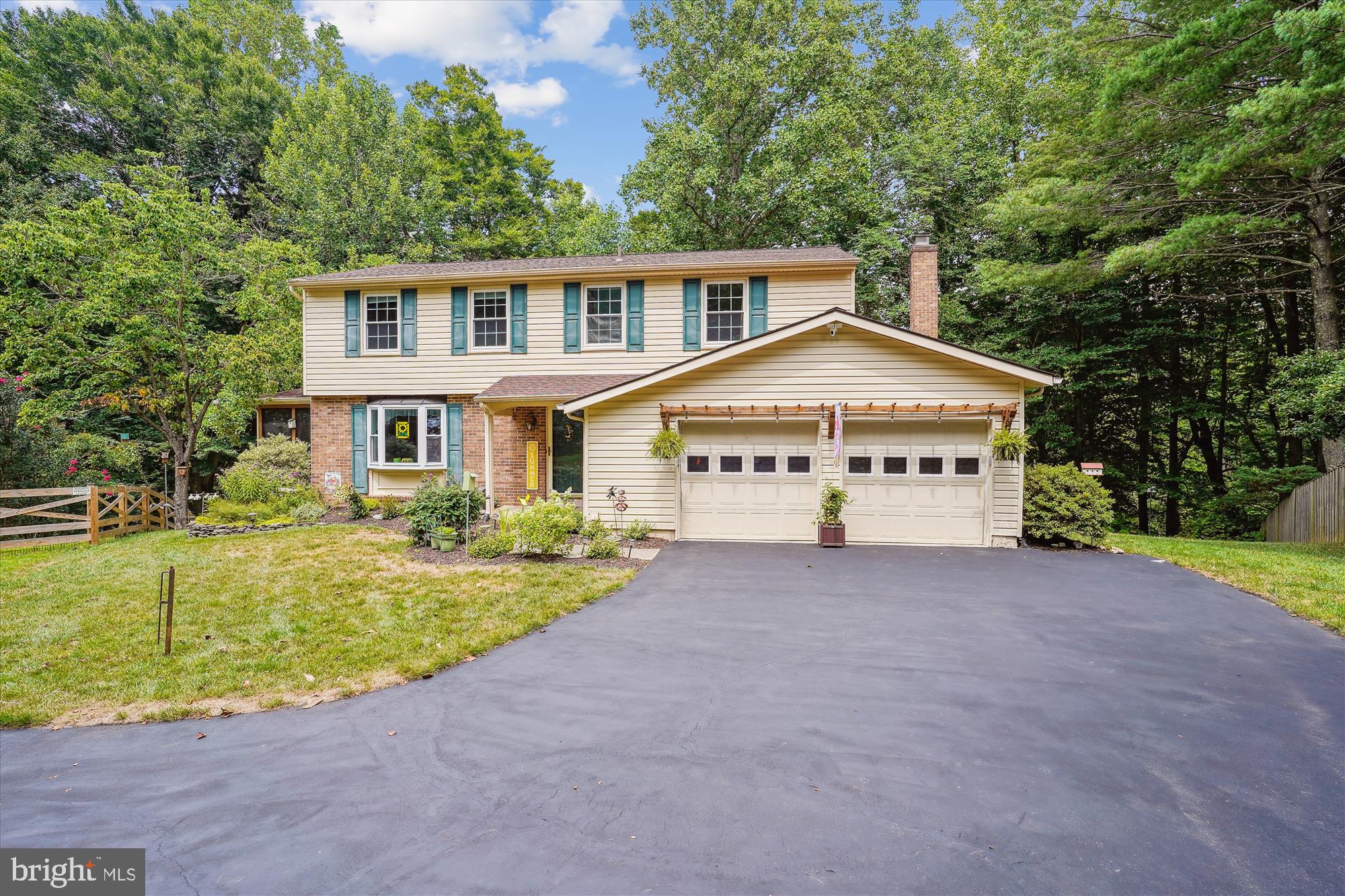 8833 WOODLAWN WAY