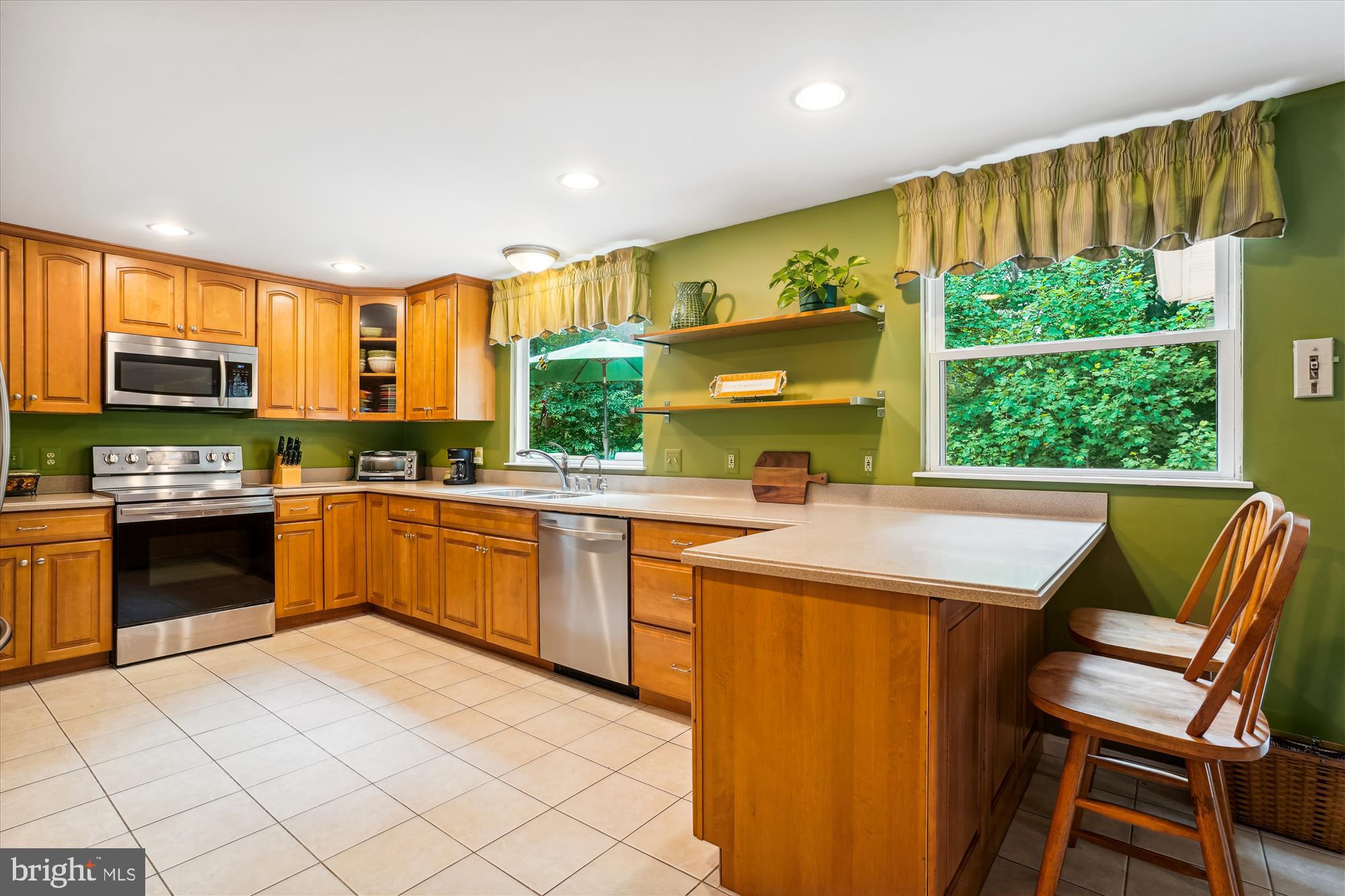 8833 WOODLAWN WAY