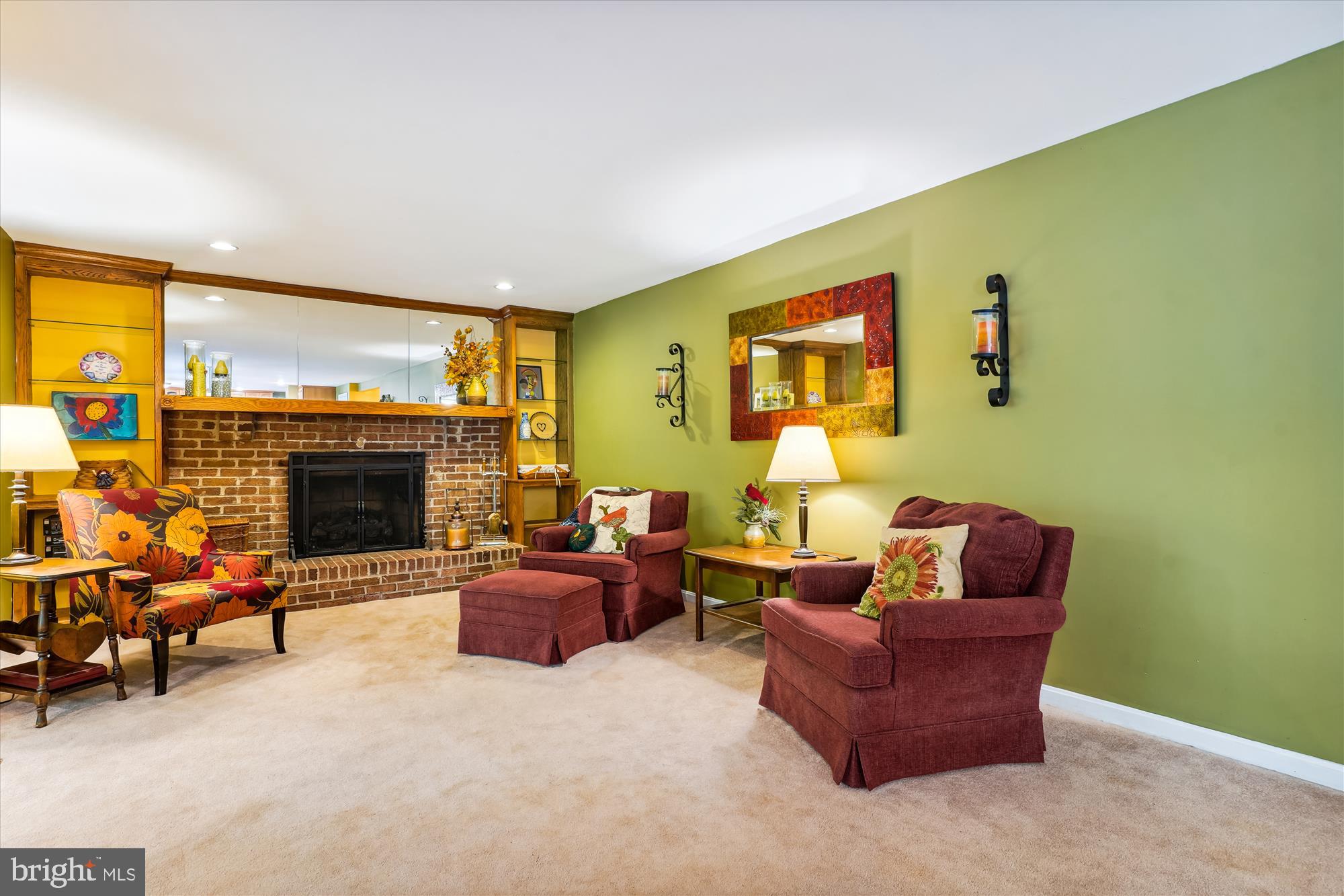 8833 WOODLAWN WAY
