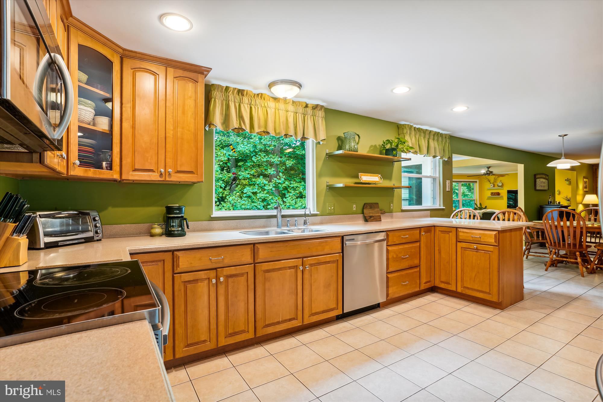 8833 WOODLAWN WAY