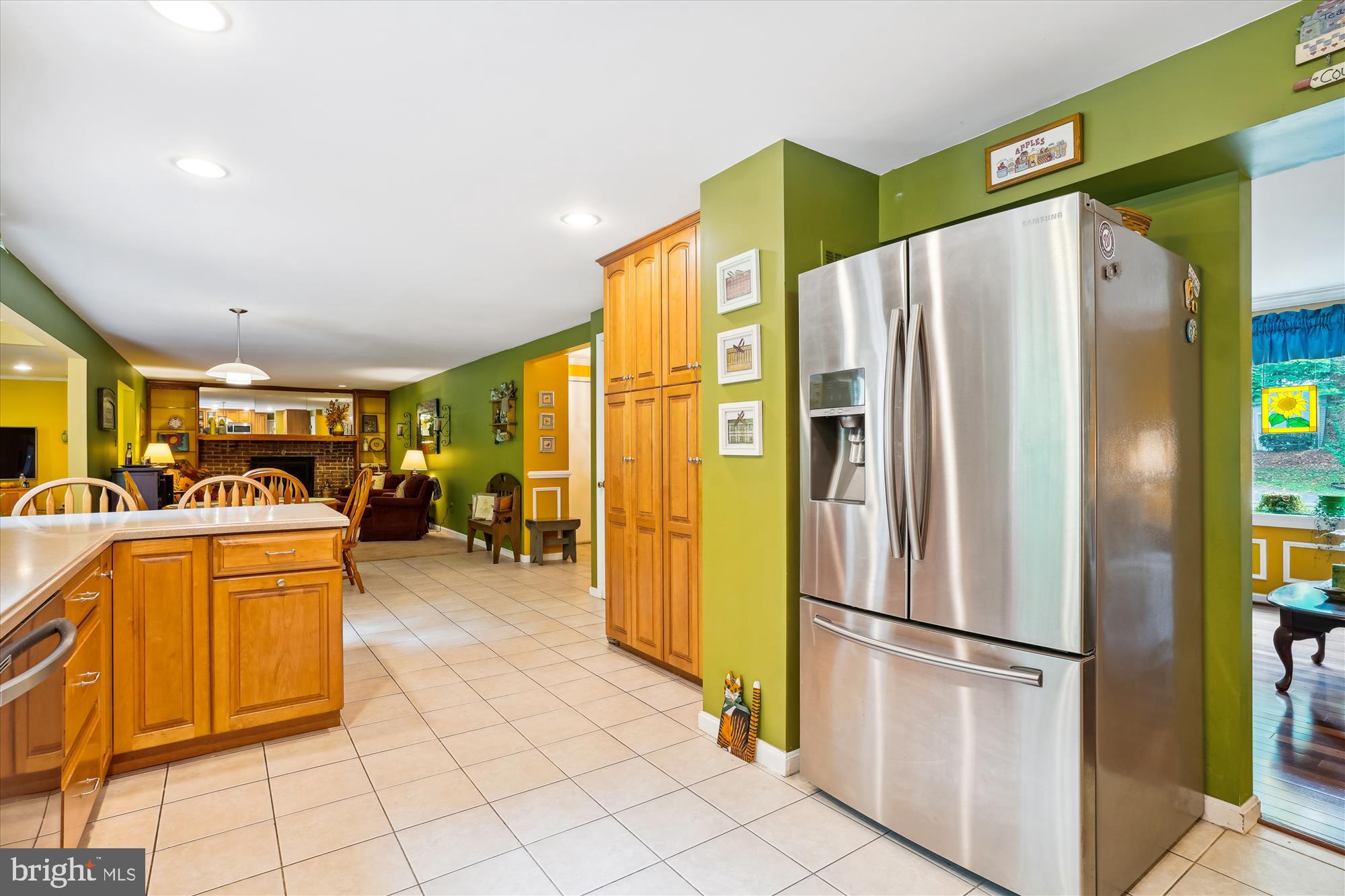 8833 WOODLAWN WAY