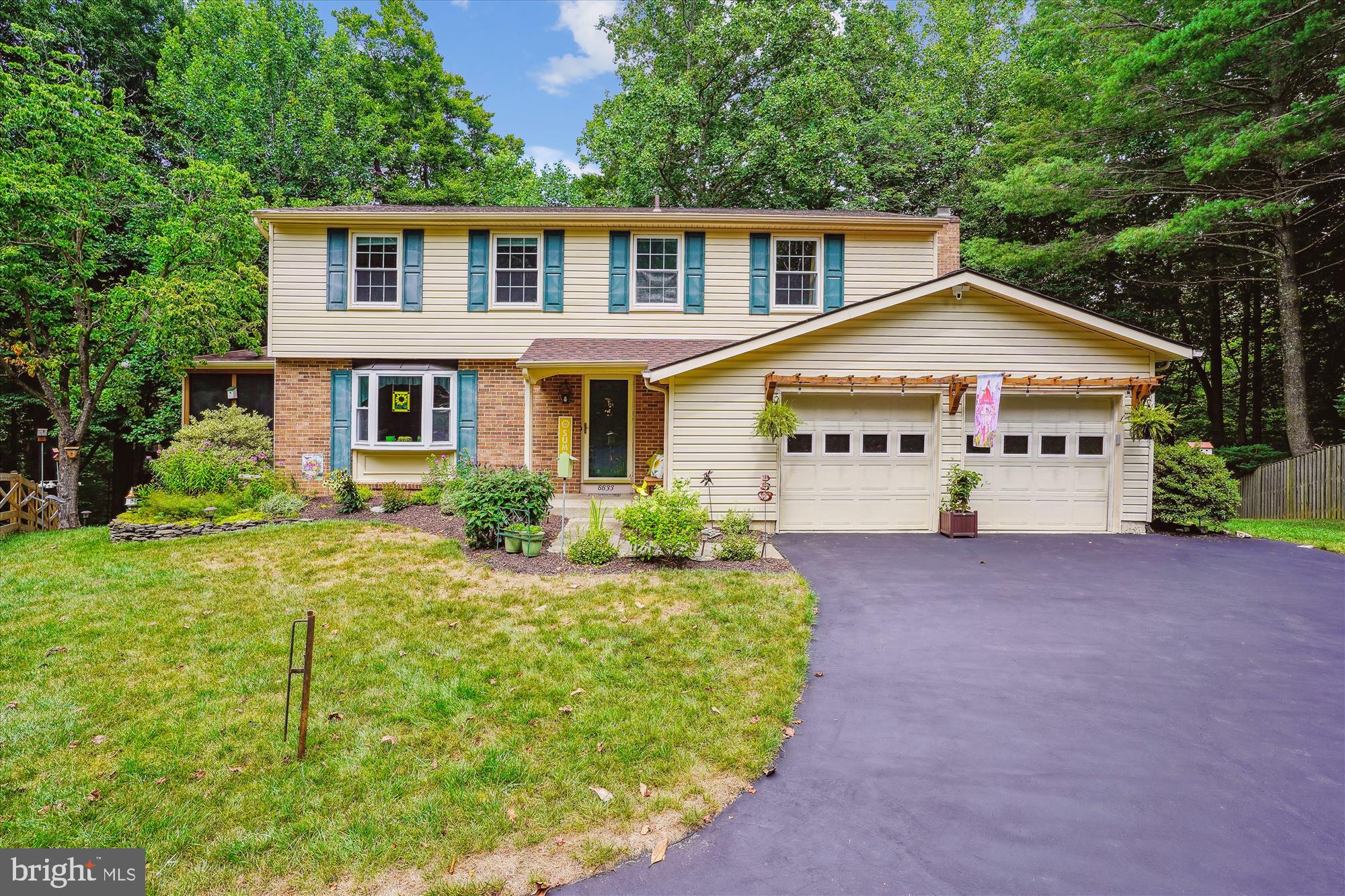 8833 WOODLAWN WAY