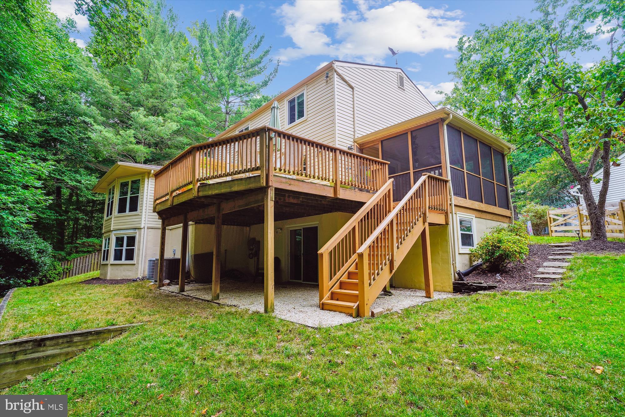 8833 WOODLAWN WAY