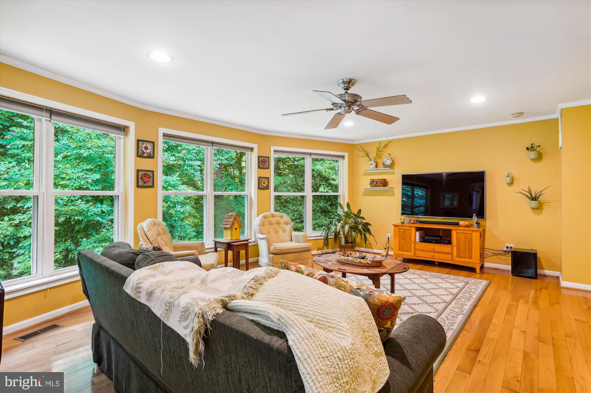 8833 WOODLAWN WAY