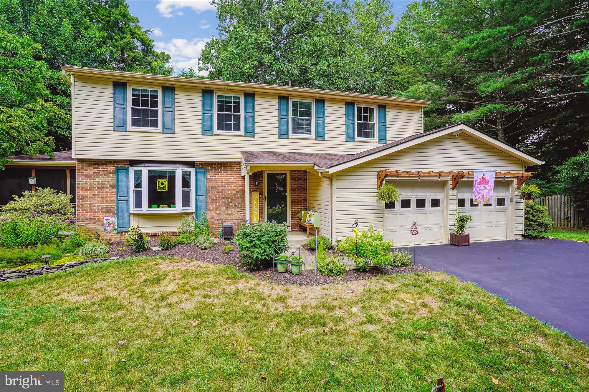 8833 WOODLAWN WAY