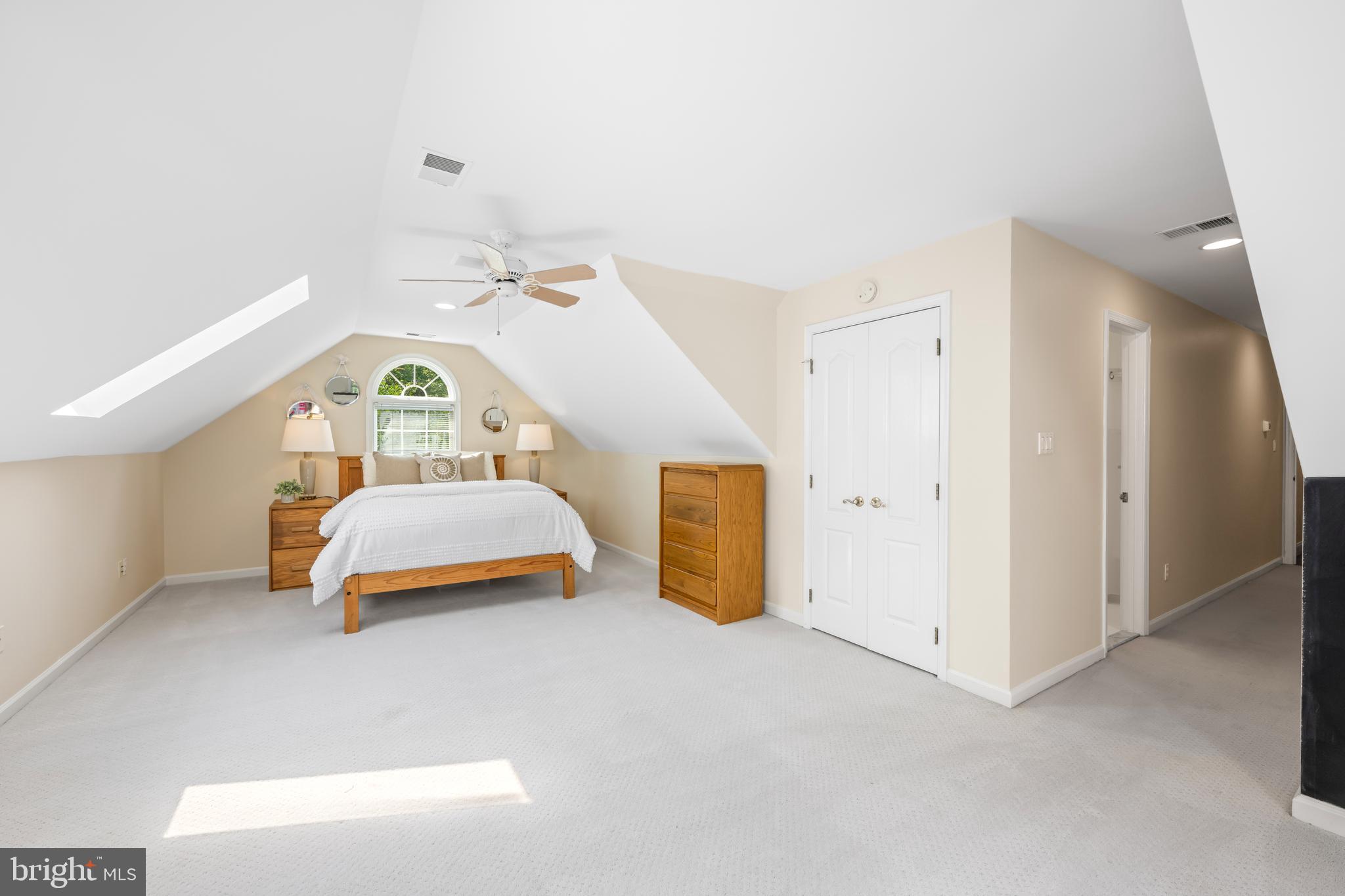 2089 HUNTERS CREST WAY