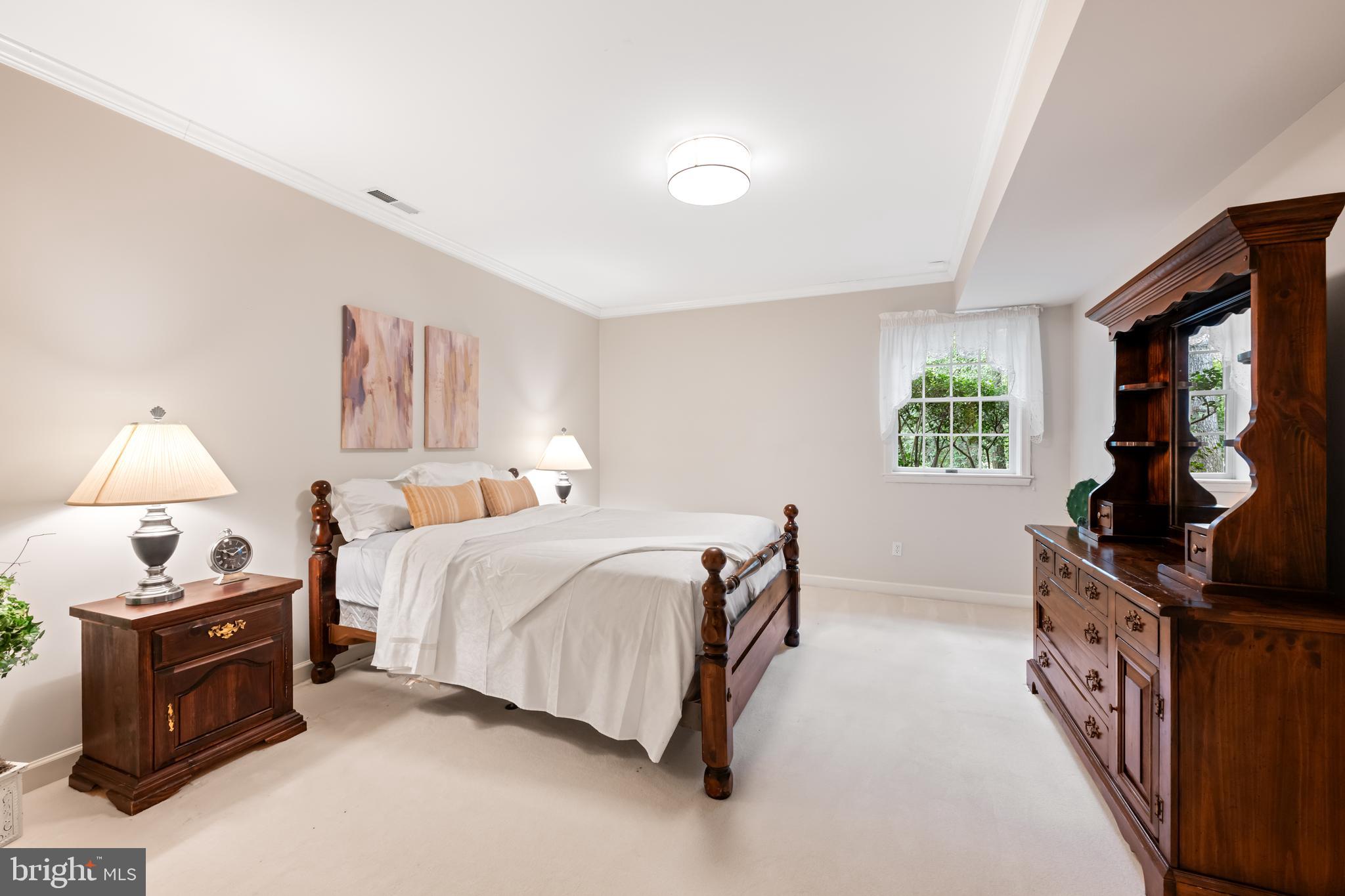 2089 HUNTERS CREST WAY