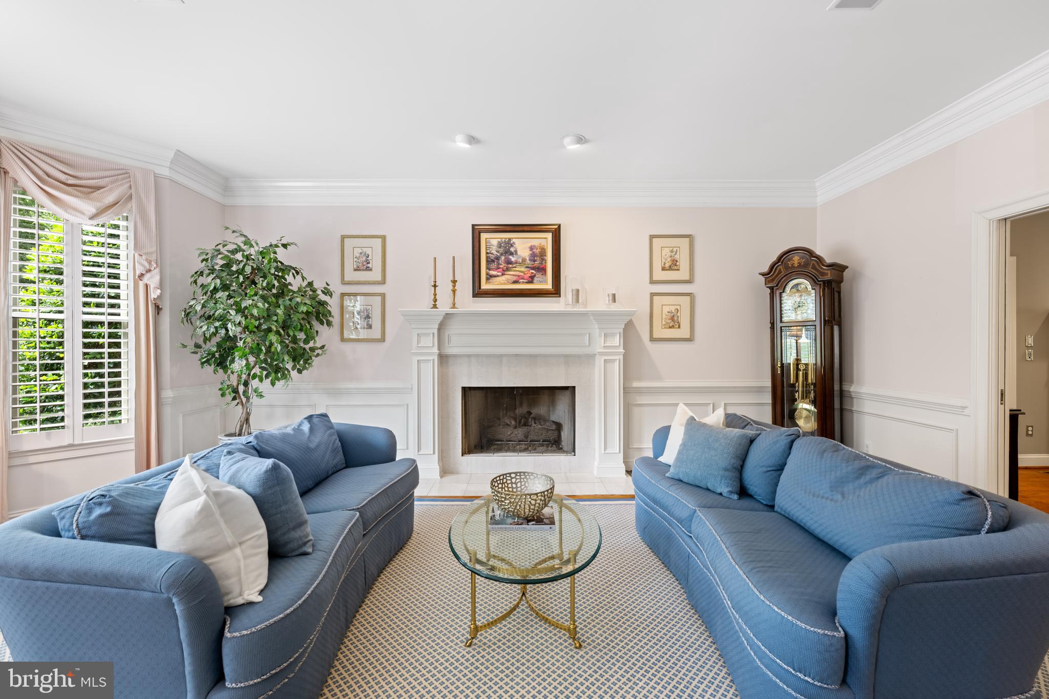 2089 HUNTERS CREST WAY