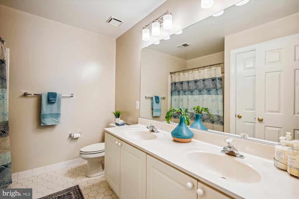 2576 HOLLY MANOR DRIVE