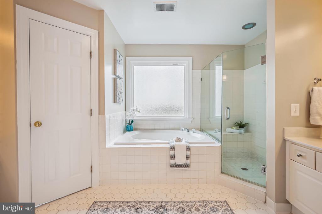 2576 HOLLY MANOR DRIVE