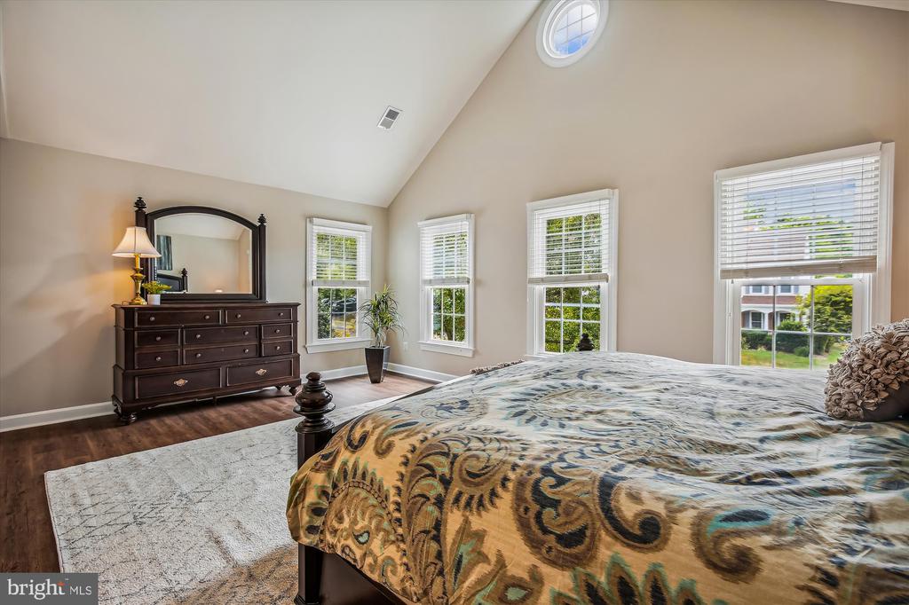 2576 HOLLY MANOR DRIVE