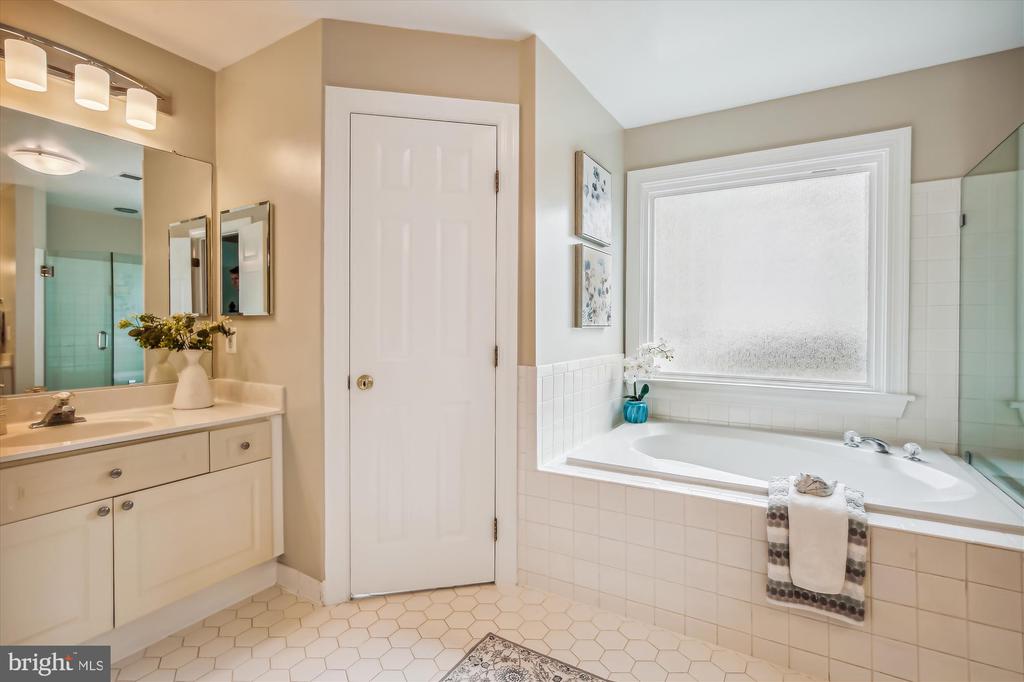 2576 HOLLY MANOR DRIVE