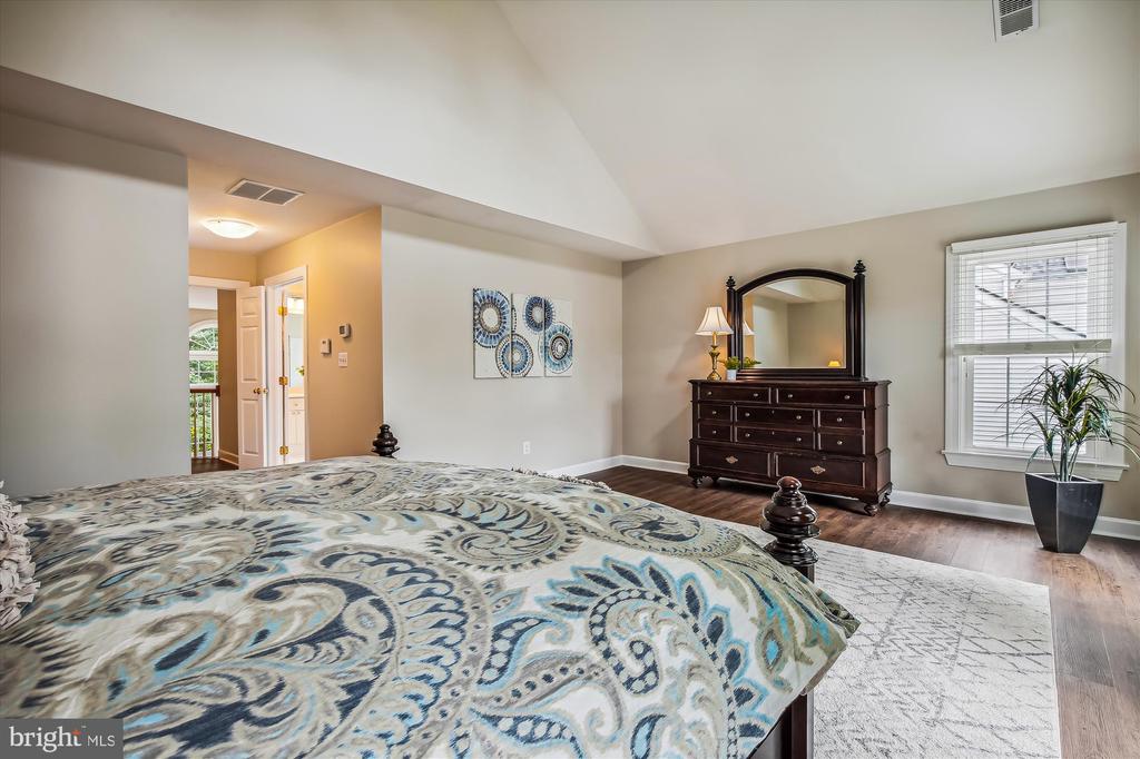 2576 HOLLY MANOR DRIVE