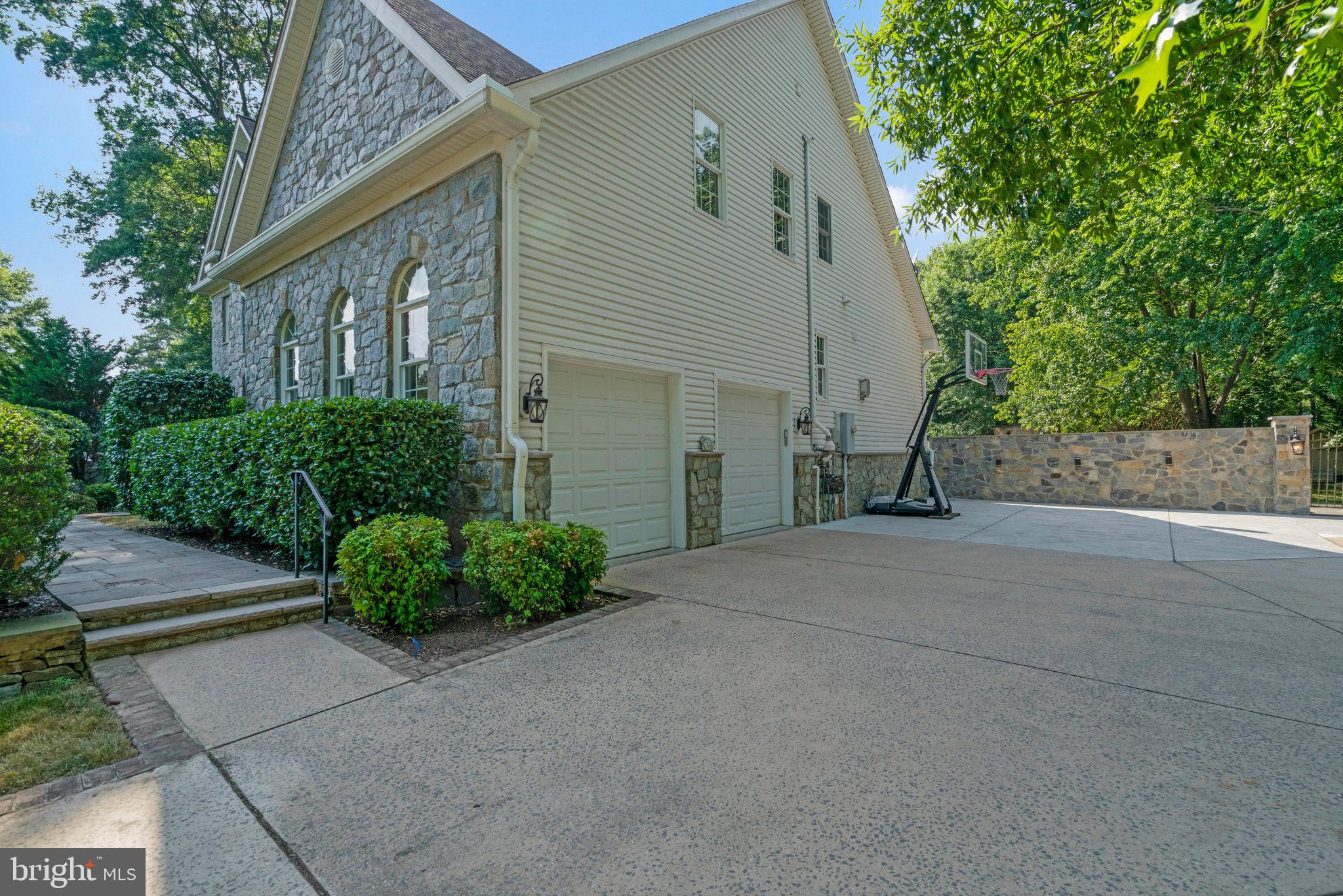 2504 SHERWOOD HALL LANE