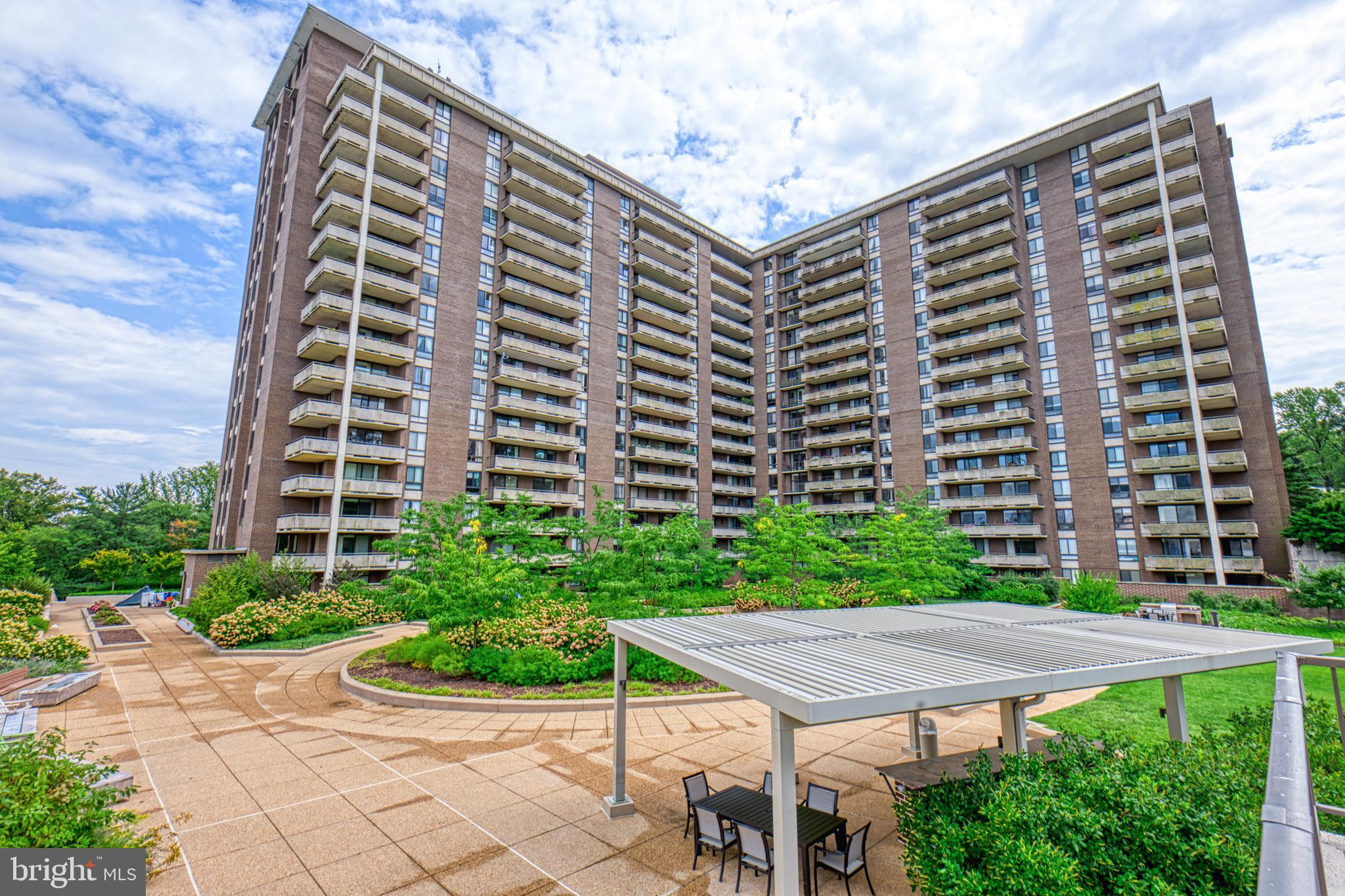 1800 OLD MEADOW ROAD 522