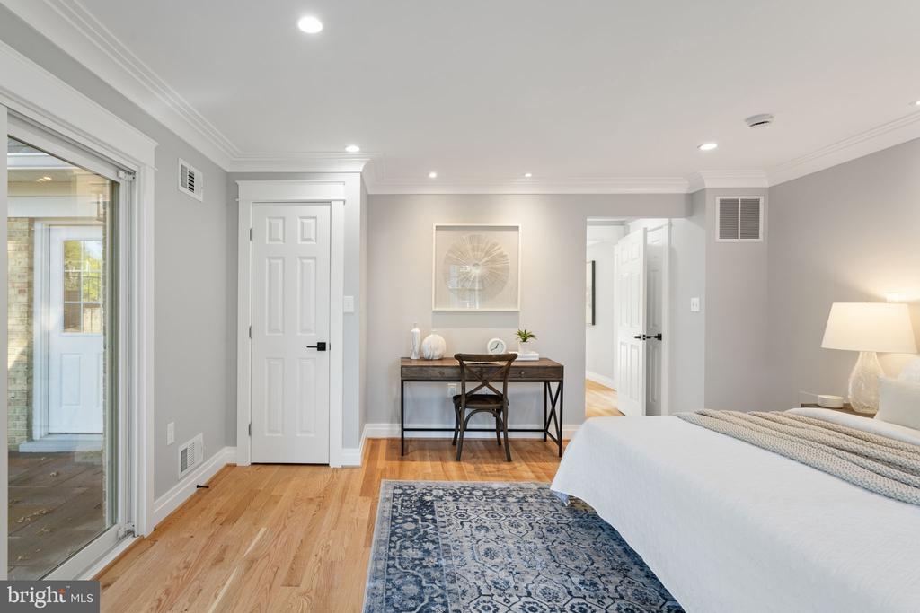 9516 FERRY HARBOUR COURT
