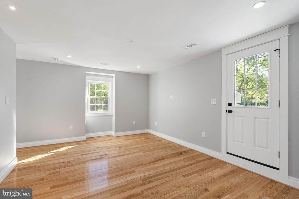 9516 FERRY HARBOUR COURT