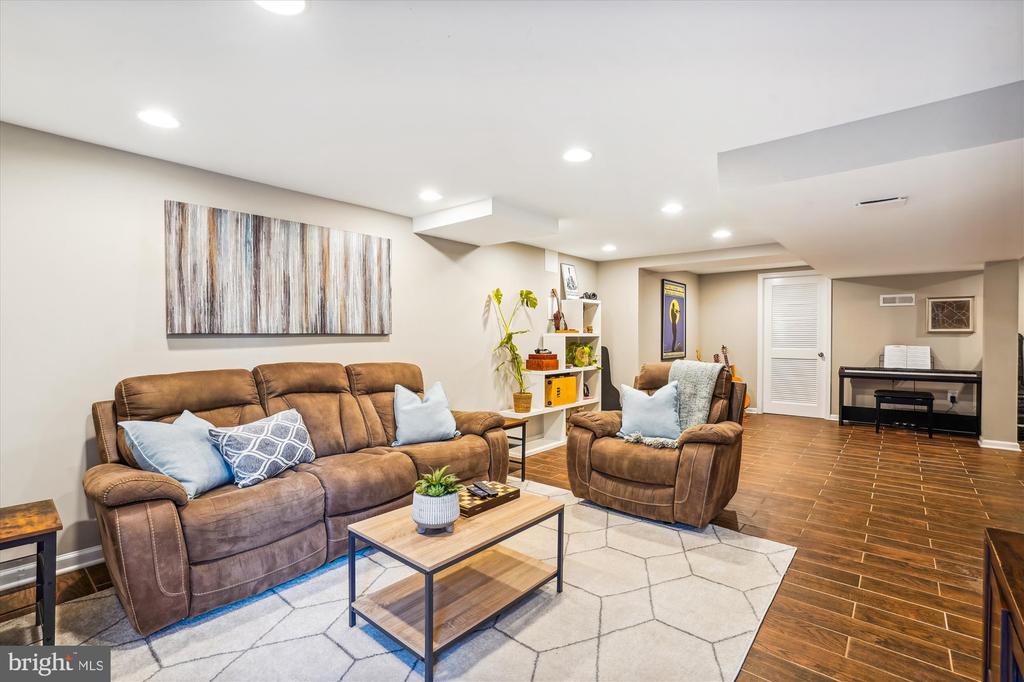 606 SW TRUMAN CIRCLE SW