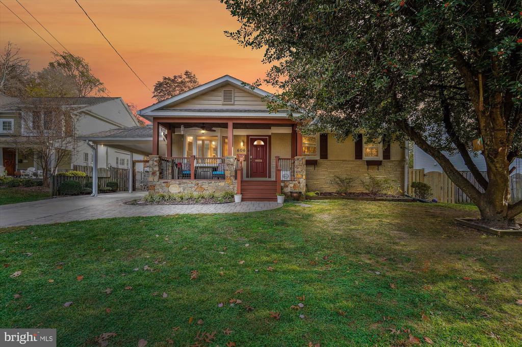 606 SW TRUMAN CIRCLE SW