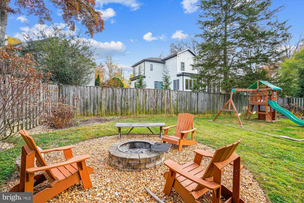 606 SW TRUMAN CIRCLE SW