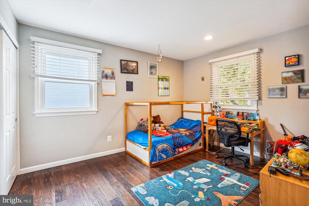 606 SW TRUMAN CIRCLE SW