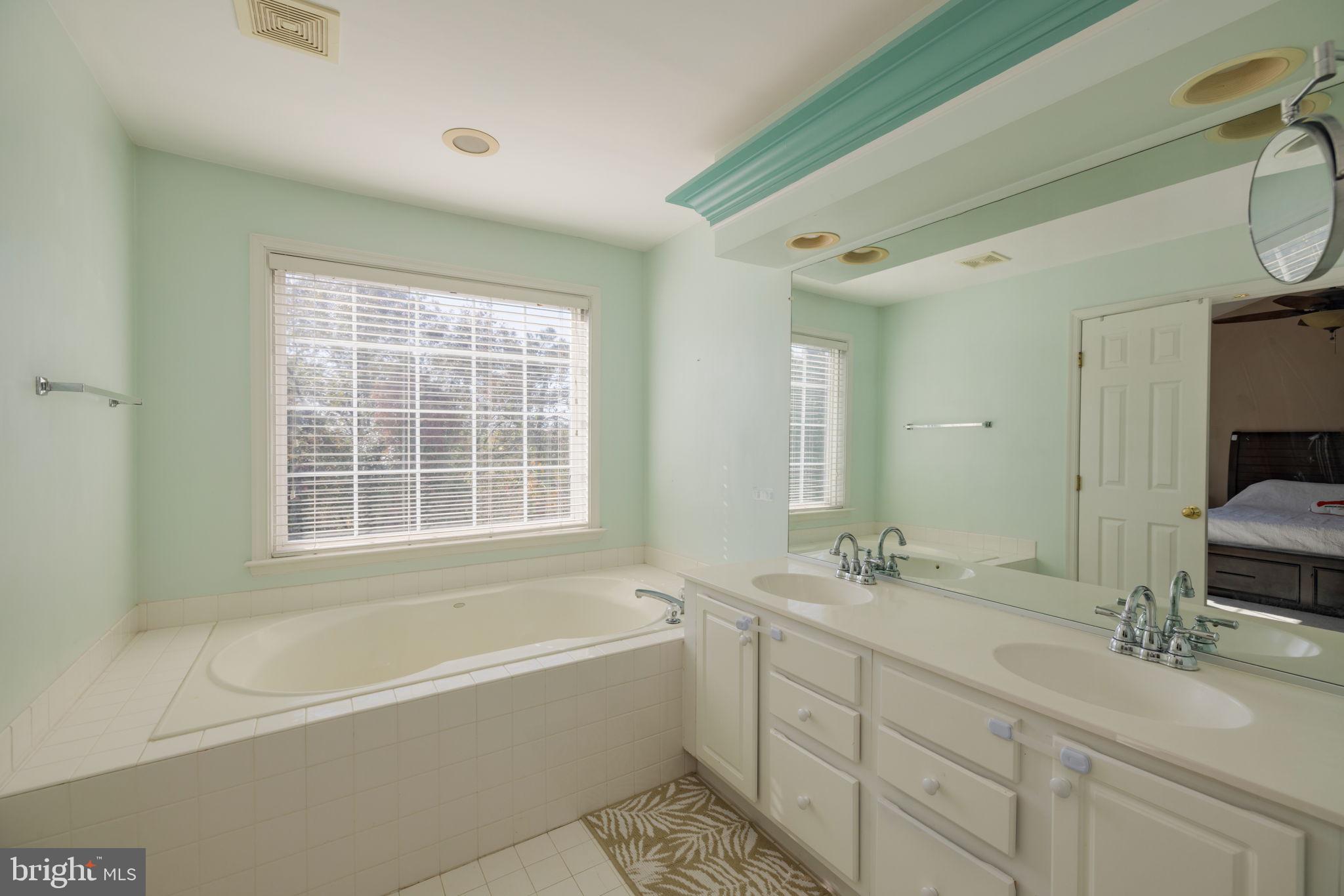 6184 MANCHESTER PARK CIRCLE