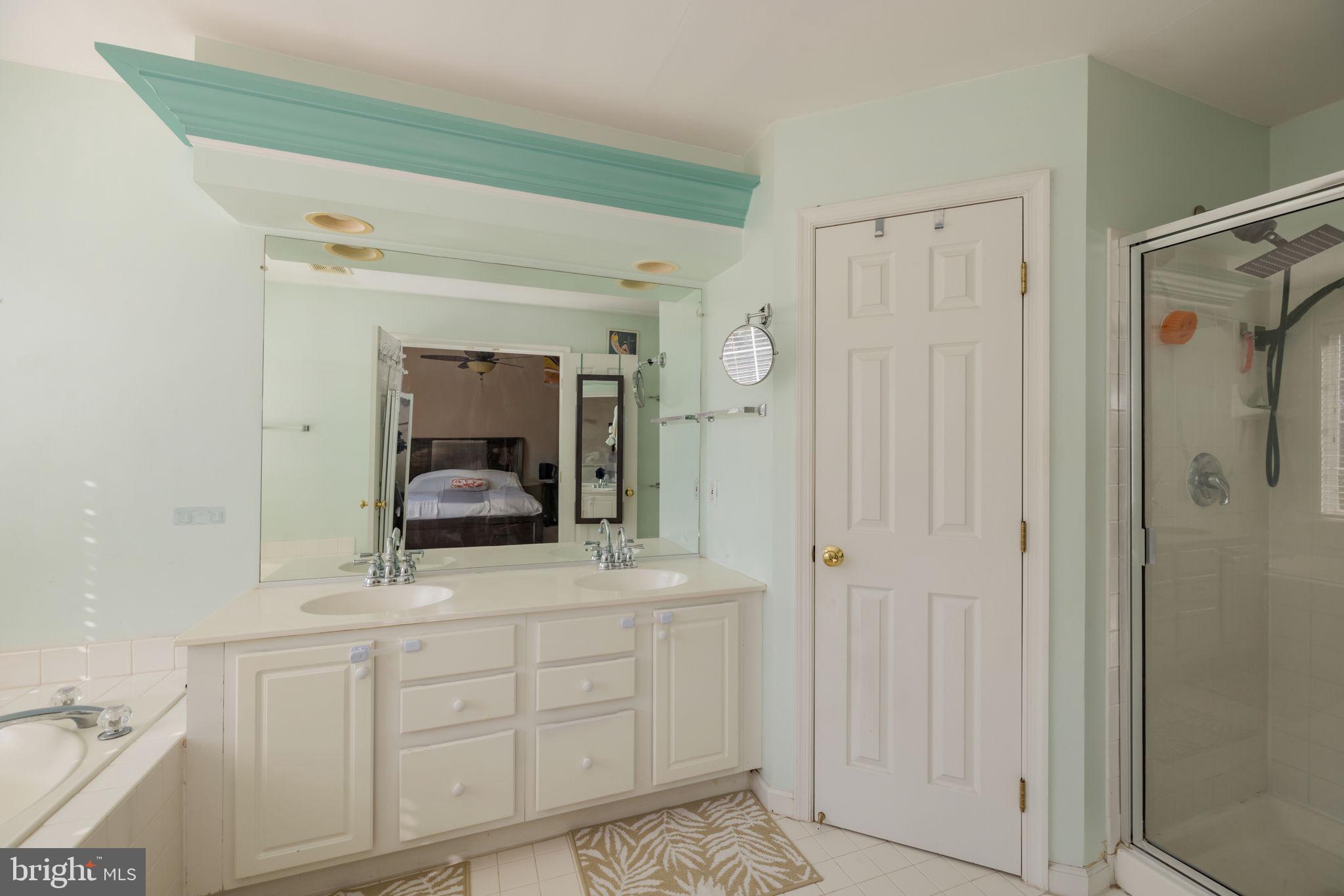 6184 MANCHESTER PARK CIRCLE