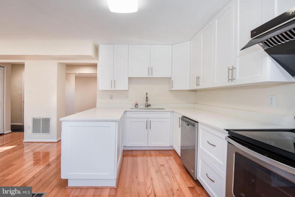 5008 HEAD COURT