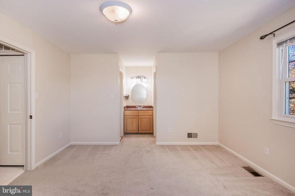 5008 HEAD COURT