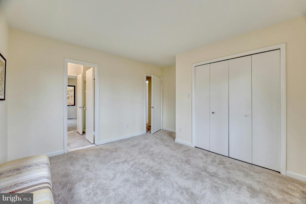6809 GLENCOVE DRIVE