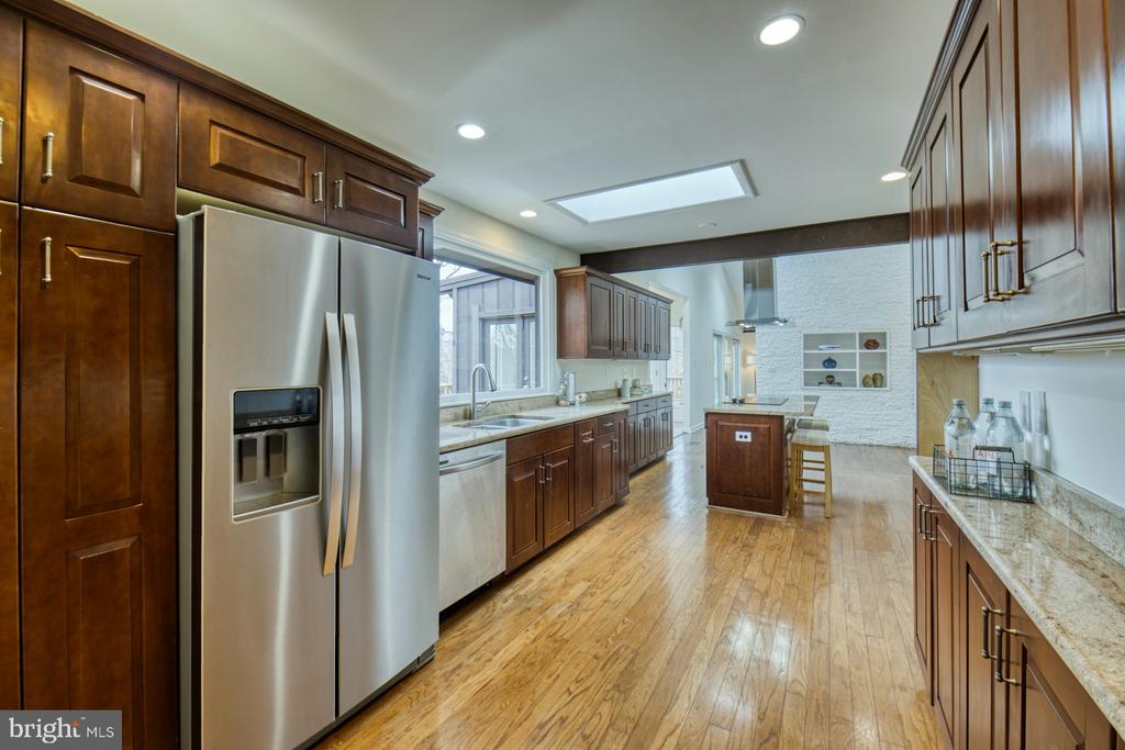 6809 GLENCOVE DRIVE